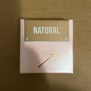 Magic Star: Jeffrey Star setting powder, color Natural.